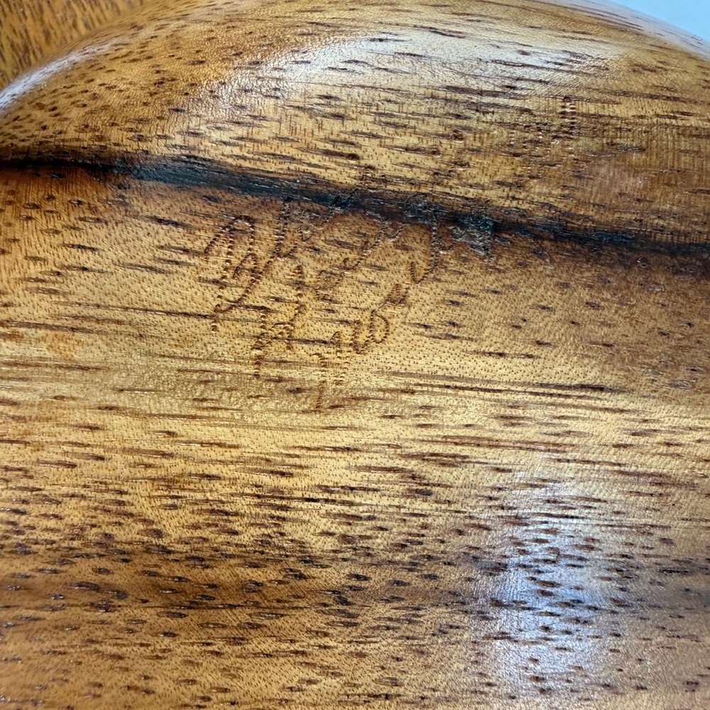 Vintage mid-century monkey pod wood serving bowl Hawaiian signed - Picture 4 of 4